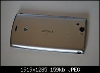 Rckseite des Xperia Arc 
Unten (hier links): ffnung des Lautsprechers