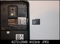 Karteneinschub mit entsprechender microSD-Karte, links daneben der Einschub fr die SIM, darber die 8MP-Kamera mit LED-Blitz