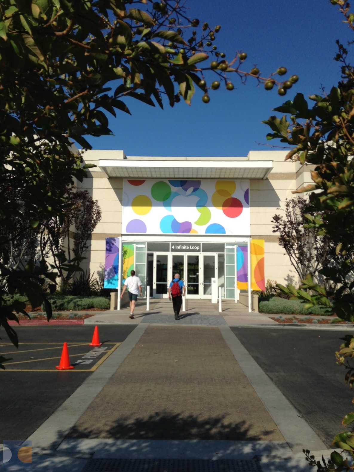 Apple dekoriert Headquater für den morgigen Event-macgpic_1378753825_watermarked.jpg