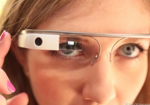 Eine Frau trägt Google Glass