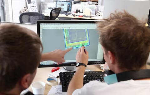 Fairphone Designer bei der Arbeit