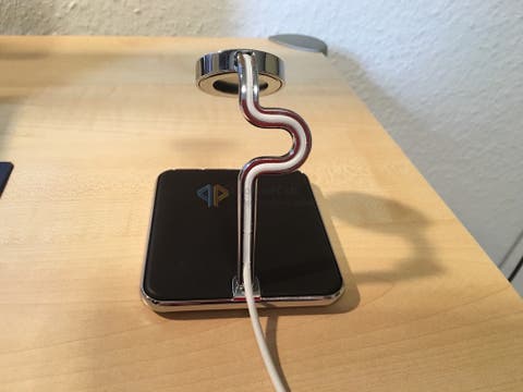 Rückseite des Forté for Apple Watch mit Ladekabel