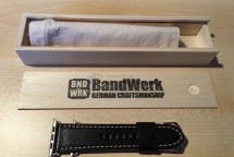 Verpackungsinhalt der Bandwerk-Armbänder inkl. schwarzem Lederarmband