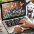 Mensch ruft auf Laptop ein Online-Casino auf