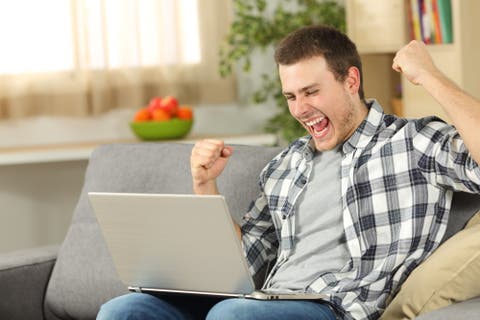 Mensch freut sich über Gewinn im Online-Casino