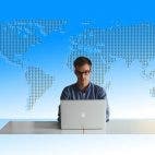 Mensch am Laptop