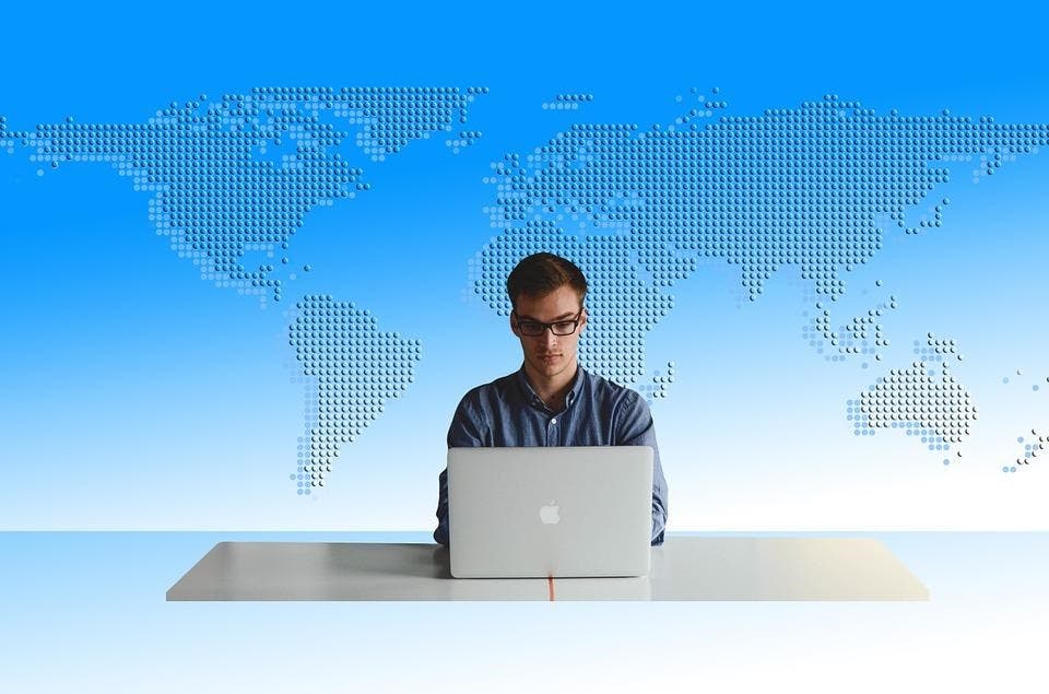 Mensch am Laptop