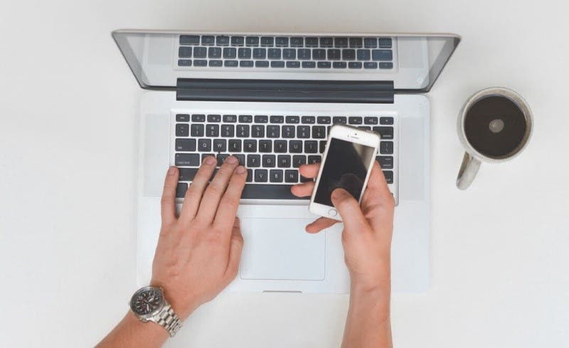 Vermischtes Online Casinos auf dem Handy spielen online-laptop-kaffee-smartphone online laptop kaffee smartphone