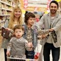Familie kauft am Black Friday ein