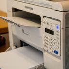 Quelle: Pixabay, stevepb (https://pixabay.com/de/photos/drucker-schreibtisch-b%C3%BCro-fax-790396/