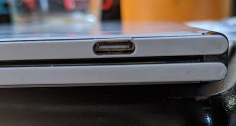 Surface Duo Phone USB-C-Port beschädigt