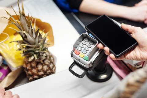 Smartphone am POS zum Bezahlen. Handy, Bezahl-Terminal und Ananas im Bild. Foto von Jack Sparrow von Pexels