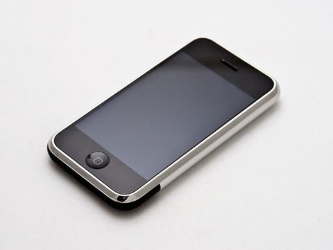 iPhone First Generation cc-by-sa 2.0 Carl Berkeley https://commons.wikimedia.org/wiki/File:IPhone_First_Generation.jpg
