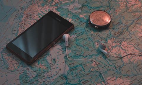 Advertorial Wie du dein Handy für den Urlaub im Ausland vorbereitest smartphone-watch-music-clock-time-adventure-641475-pxhere.com_-scaled