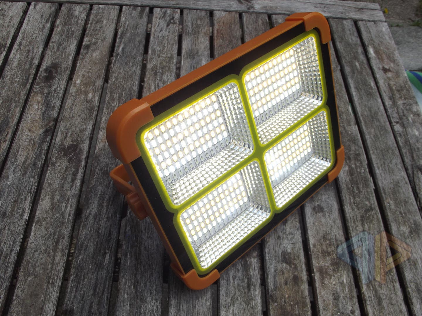 PEARL Luminea High-Power-LED-Solar-Akkustrahler ZX-6388