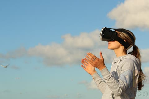 pexels-bradley-hook-123335 Frau mit VR Headset vor Wolken