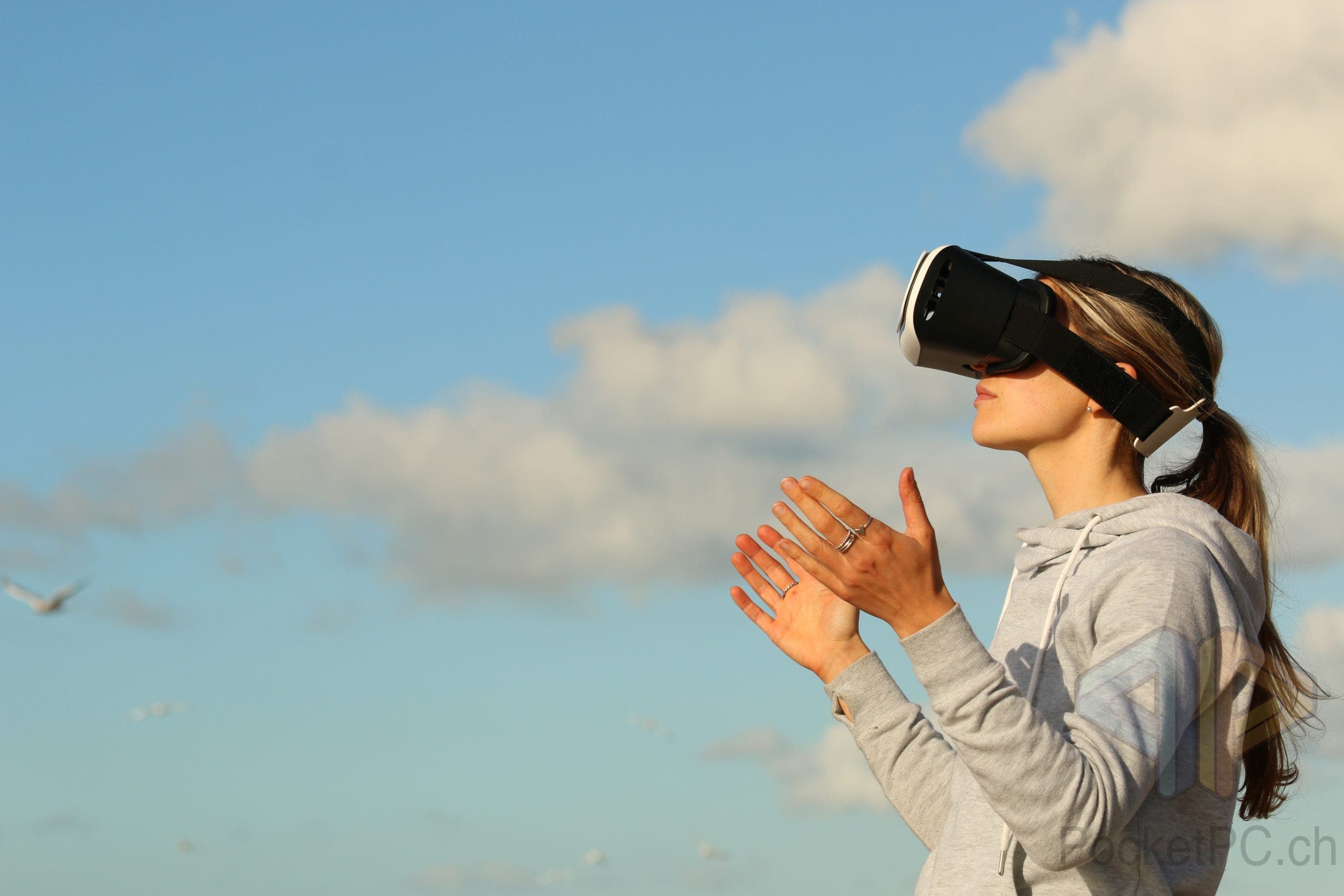 pexels-bradley-hook-123335 Frau mit VR Headset vor Wolken