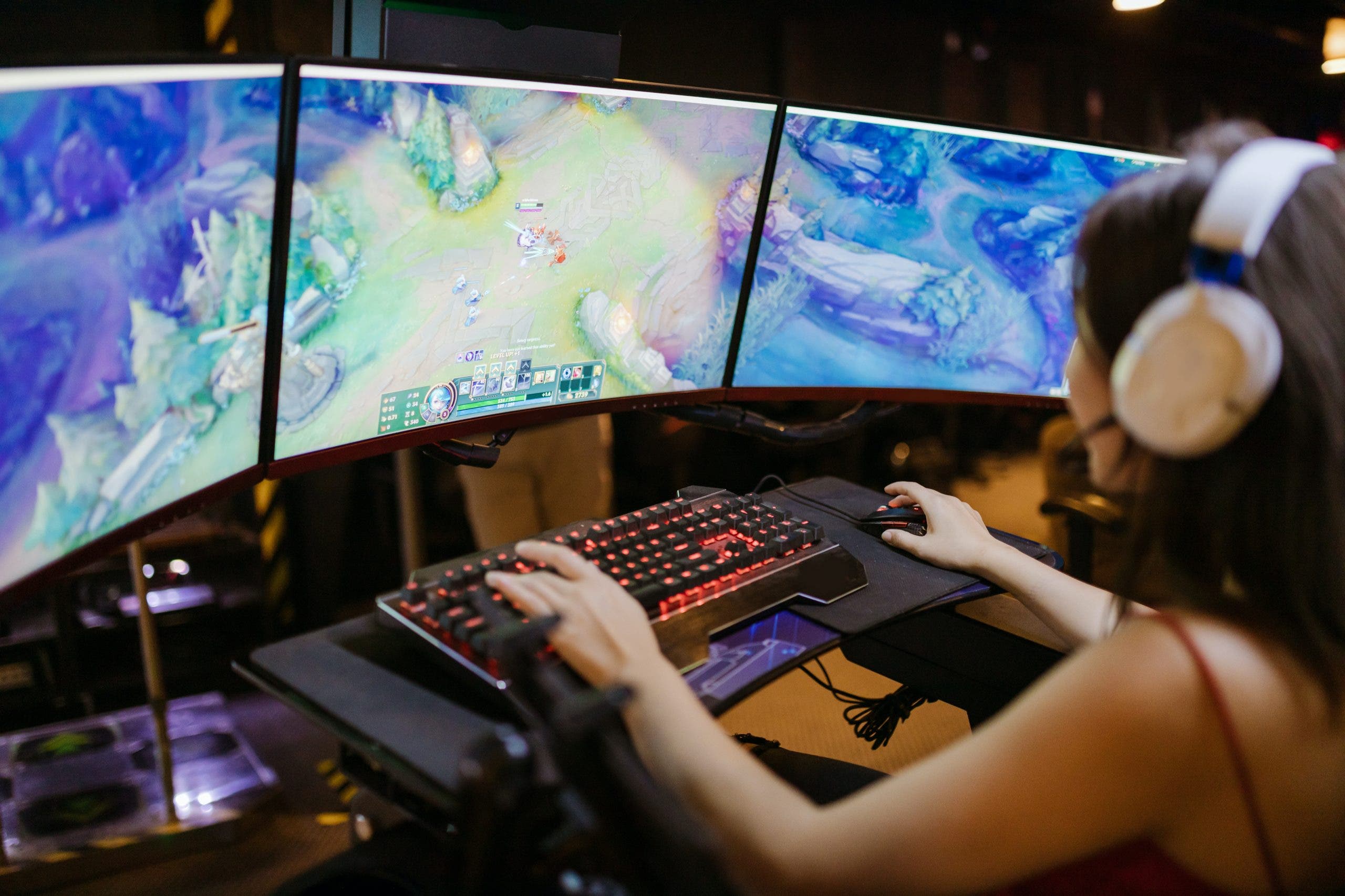 gaming steaming lol leage of legends Photo by RDNE Stock project: https://www.pexels.com/photo/a-woman-playing-league-of-legends-7915357/
