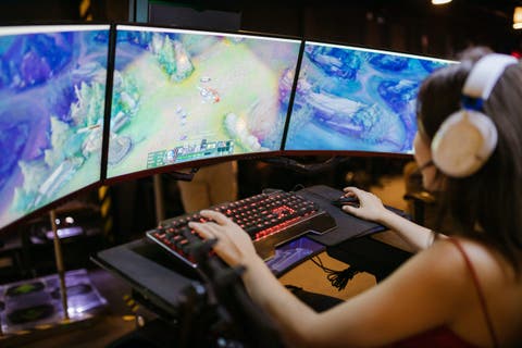 gaming steaming lol leage of legends Photo by RDNE Stock project: https://www.pexels.com/photo/a-woman-playing-league-of-legends-7915357/