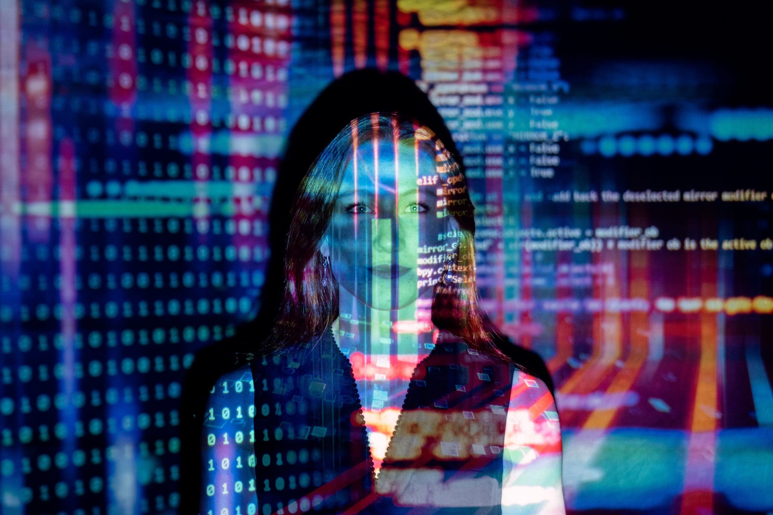 pexels-thisisengineering-3861969 Codezeilen Projektion über Frau