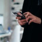 smartphone handy schwarz hand