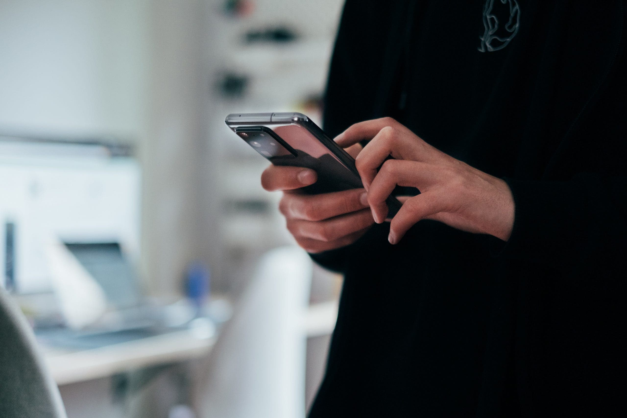 smartphone handy schwarz hand