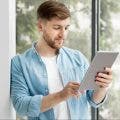 Person am Tablet
