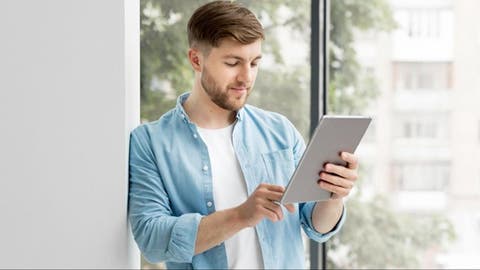 Person am Tablet