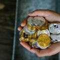 Foto von RDNE Stock project: https://www.pexels.com/de-de/foto/hande-geschaft-geld-gold-8369770/