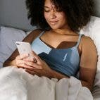 Smartphone im Bett Photo by cottonbro studio: https://www.pexels.com/photo/woman-apple-iphone-smartphone-4046303/