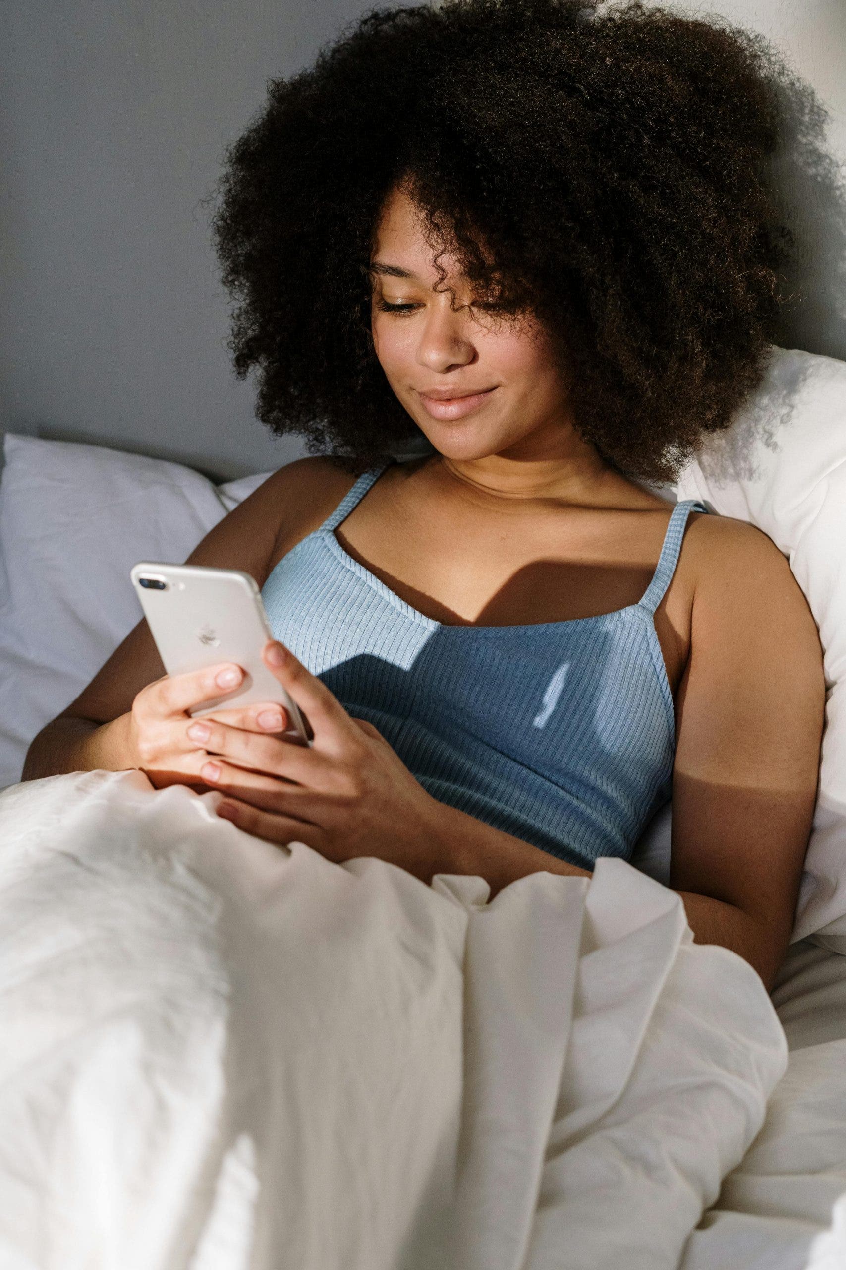 Smartphone im Bett Photo by cottonbro studio: https://www.pexels.com/photo/woman-apple-iphone-smartphone-4046303/