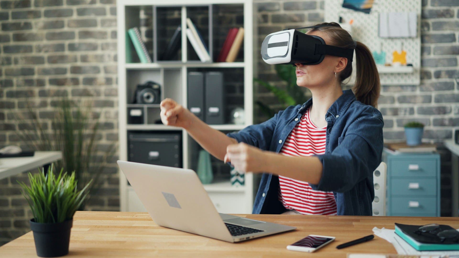 VR Headset Laptop Macbook Bild: Vitaly Gariev auf Unsplash.
