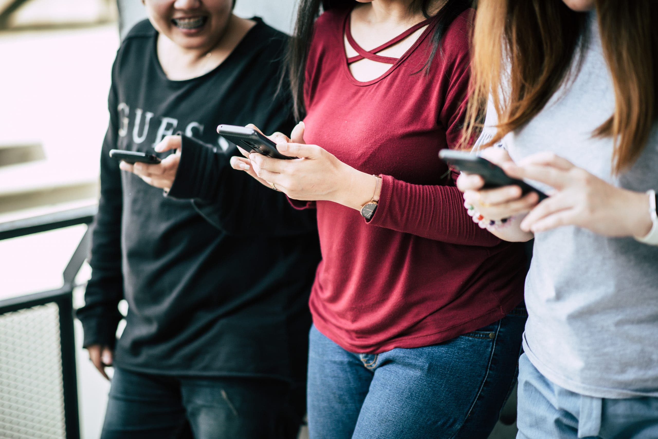 smartphone gruppe jugendliche Bild: jcomp via freepik https://www.freepik.com/free-photo/women-touch-chating-with-smart-phone_3389312.htm