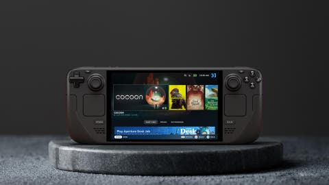 Steam Deck OLED von vorne auf einem Podest mit eingeschaltetem Display.