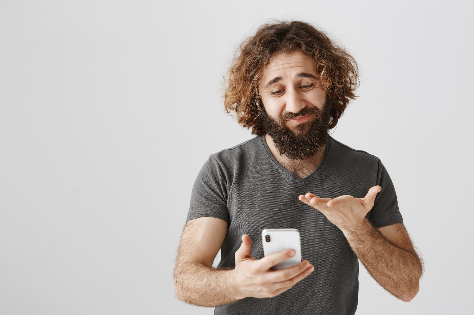 unsicherheit https://www.freepik.com/free-photo/uncertain-middle-eastern-man-looking-mobile-phone-indecisive-feeling-hesitant_9799517.htm