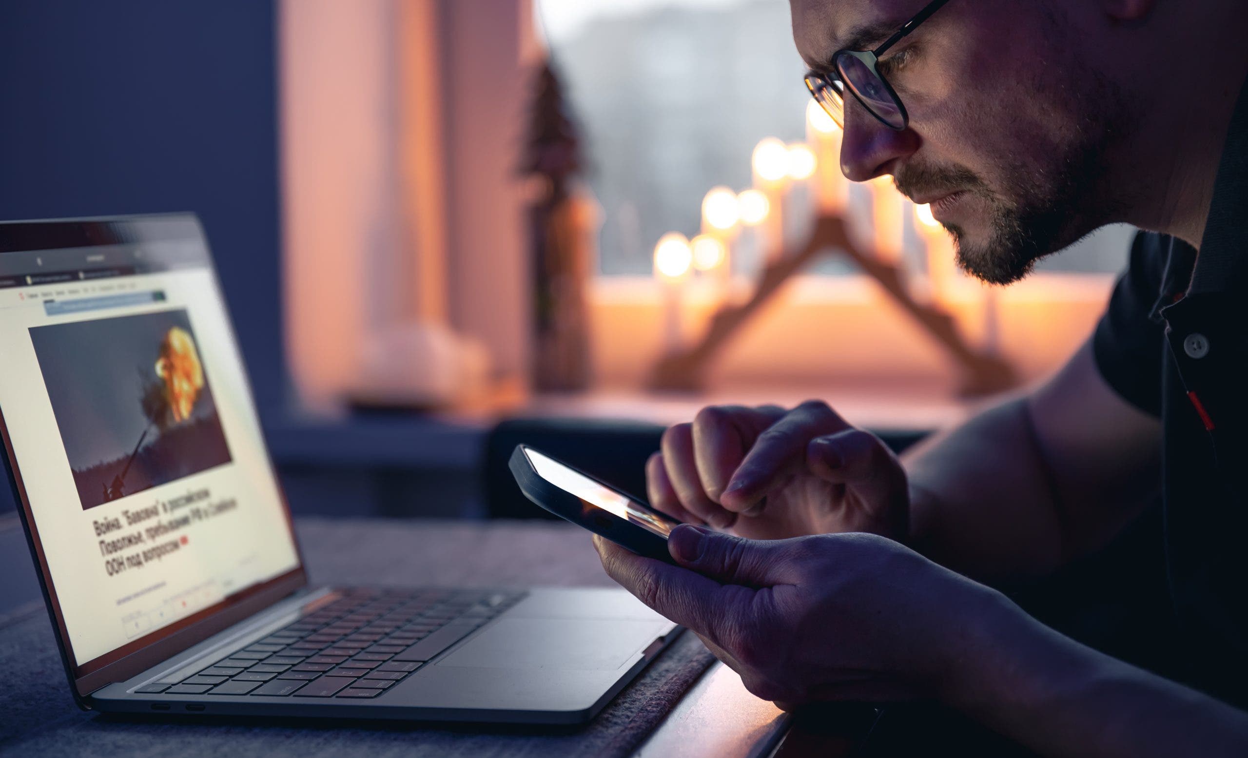 Advertorial Digitale Trends, die Plattformen mit hohen Auszahlungen zugänglicher machen man-with-smartphone-sits-front-laptop-late-night-scaled A man with a smartphone sits in front of a laptop late at night pvproductions via freepik https://www.freepik.com/free-photo/man-with-smartphone-sits-front-laptop-late-night_36802651.htm