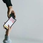 pexels smartphone mobile payment pos Foto von Ivan Samkov: https://www.pexels.com/de-de/foto/hande-smartphone-verbindung-einkaufen-7621140/
