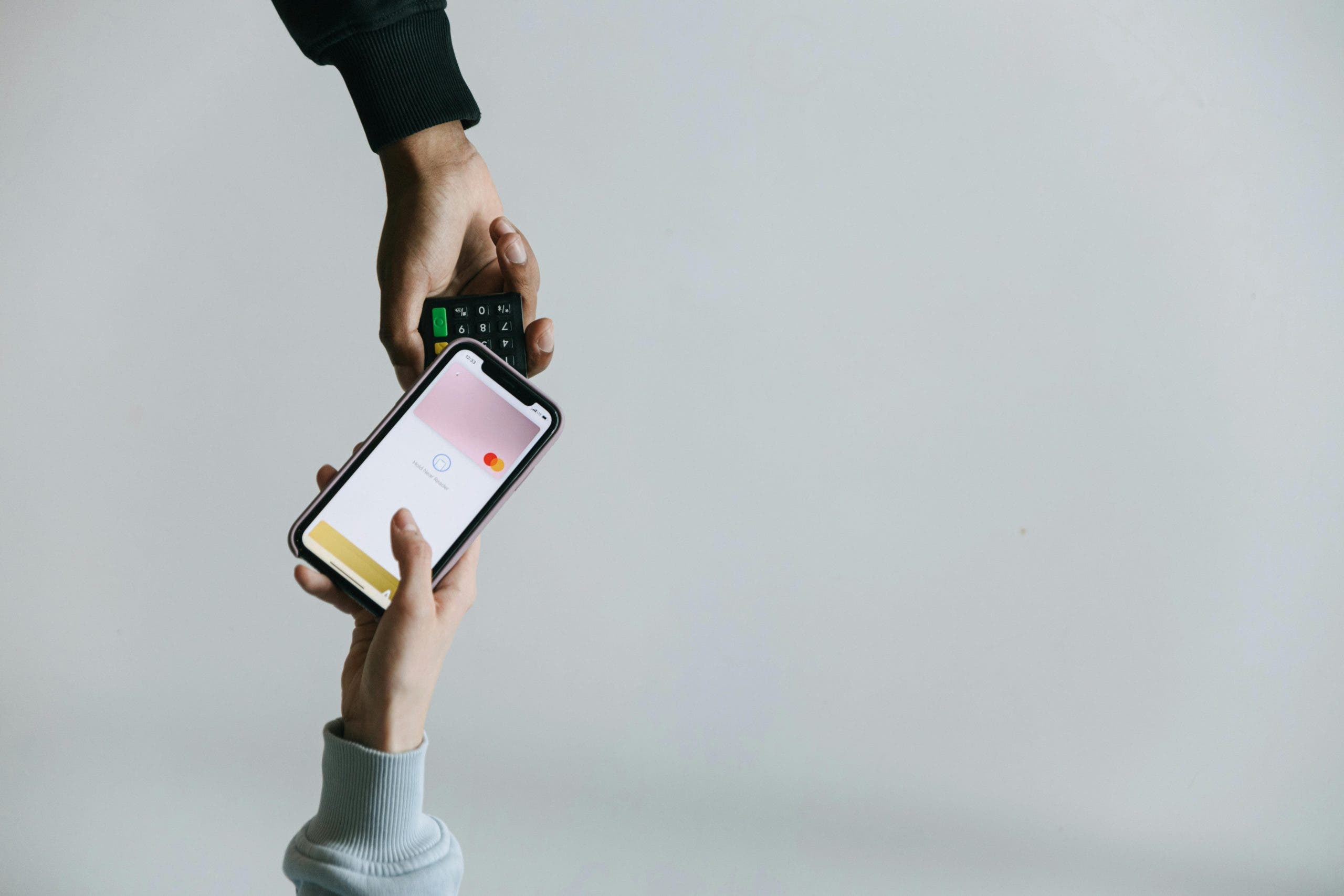 Advertorial Wenn Vertrauen digital wird: Wie Cybersecurity den Online-Zahlungsverkehr schützt pexels-smartphone-mobile-payment-pos-scaled pexels smartphone mobile payment pos Foto von Ivan Samkov: https://www.pexels.com/de-de/foto/hande-smartphone-verbindung-einkaufen-7621140/