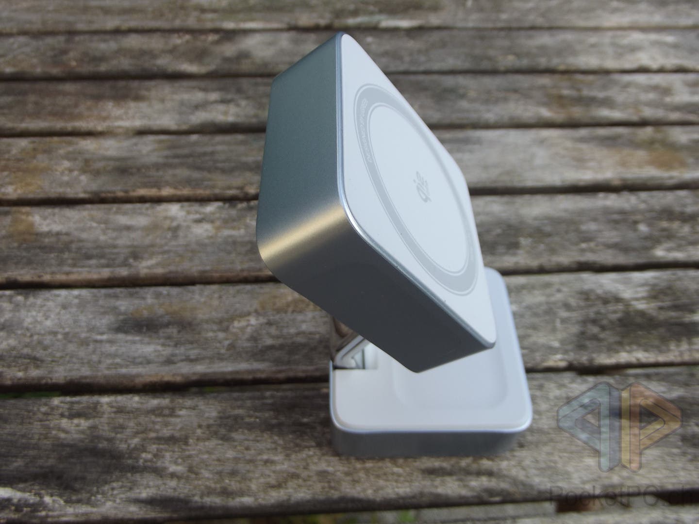 Review-UGREEN-MagFlow-2-in-1-Magnetic-Charger-Qi-2-2-25W-Wireless-Charging-im-Test