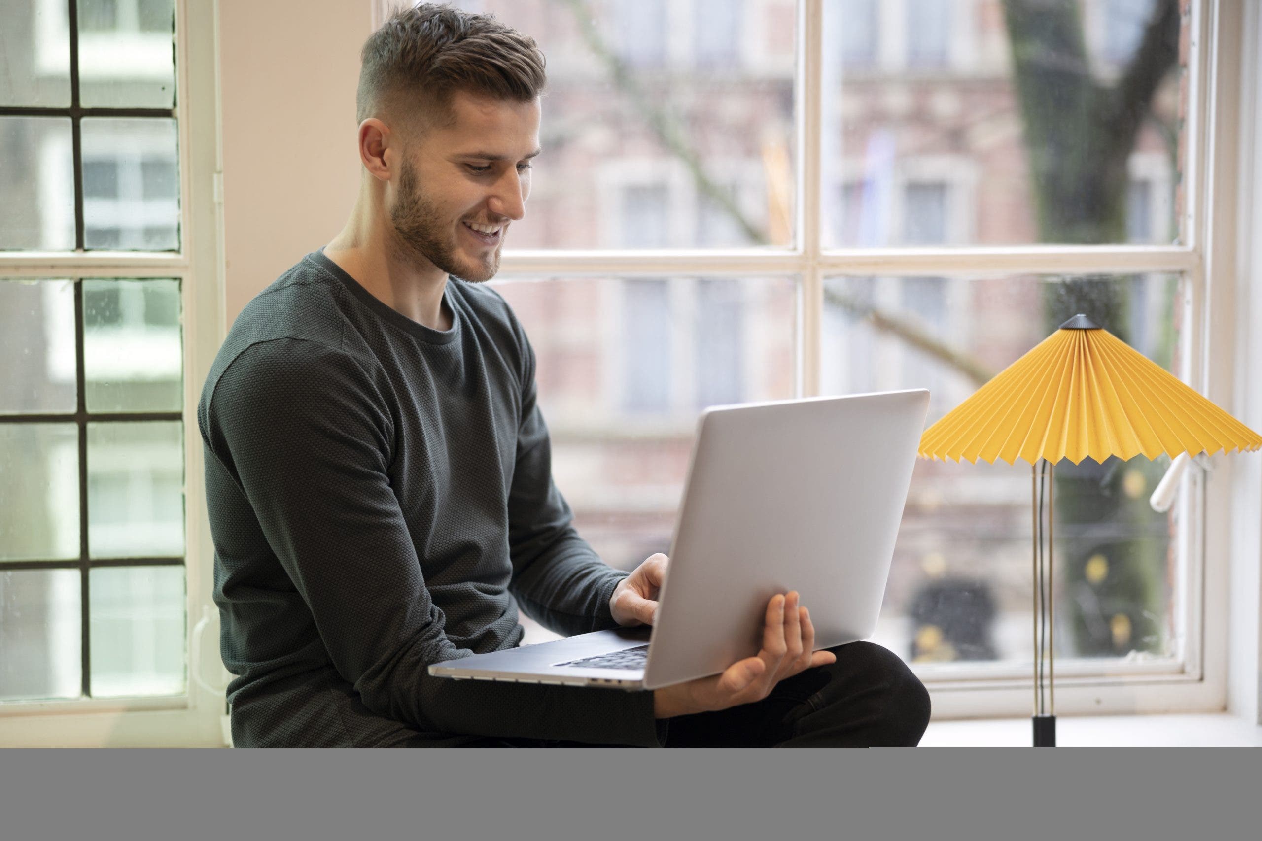 Vermischtes Regulierung vs. Freiheit: Die Entwicklung der Casino Branche in Europa digital-nomad-working-remotly-their-project-scaled Digital nomad working remotly on their project freepik