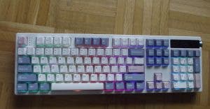 Review: Epomaker TH108 Pro mechanische Tastatur mit Display und Drehknauf